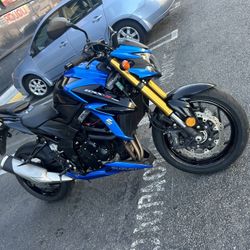 Suzuki GSXs 2018. Only. 1800 Miles