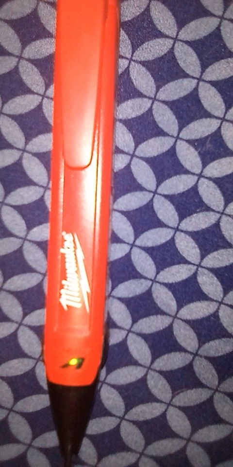 Milwaukee Voltage Detector 1000v CAT   IV