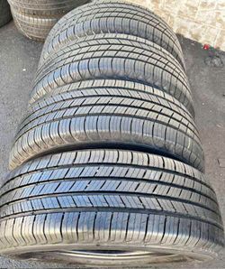 225/65/17 Michelin 📍📍 Vendo un set de llantas con 80% de vida las 4 📍🌟