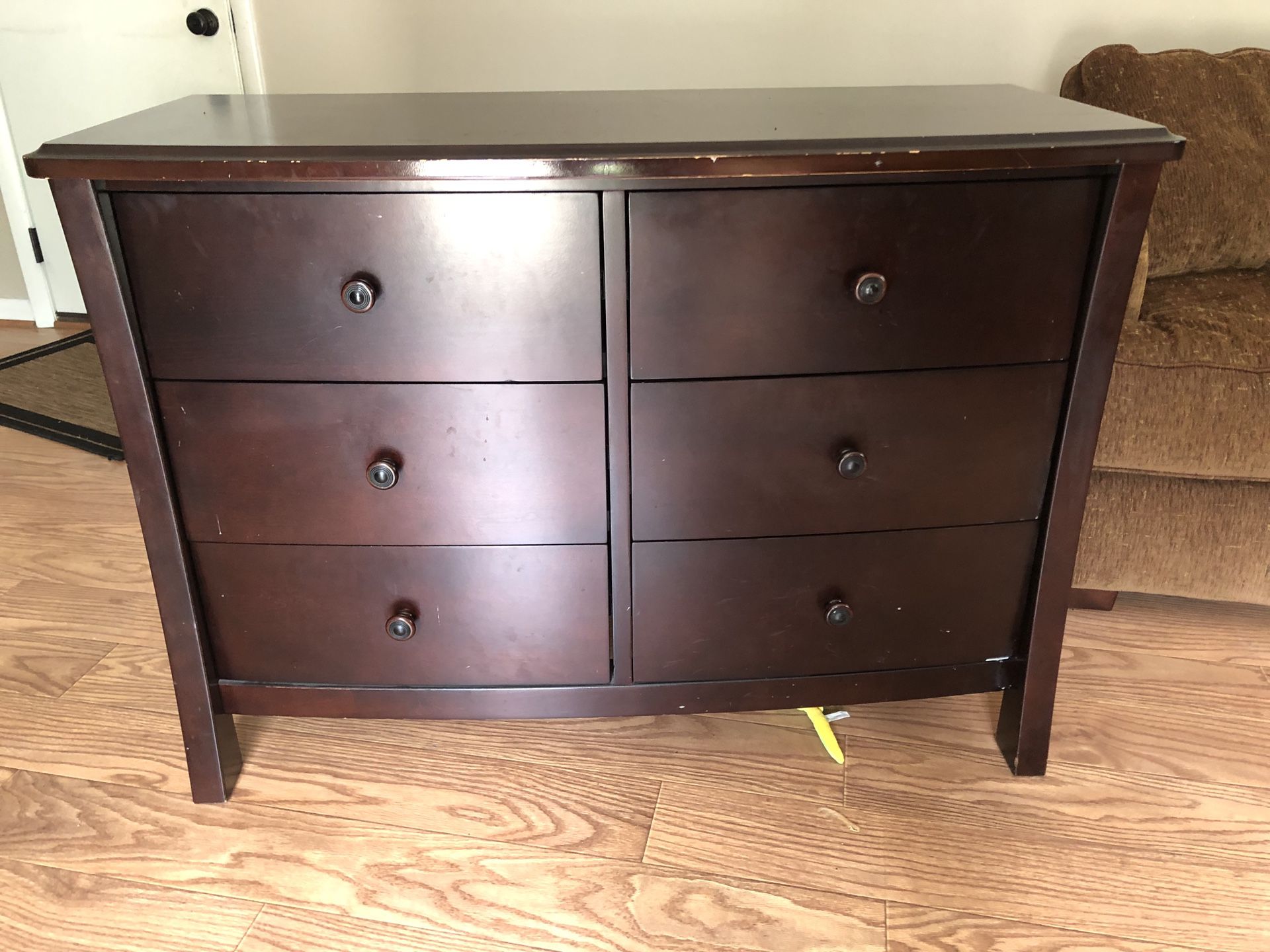 Simmons child’s bedroom set. Convertible bed/crib with matching dresser.