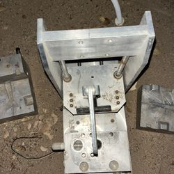 Fishing Lure Molds And Injector   For professional