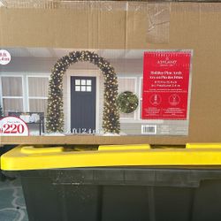 Holiday Pine Arch - 8 Ft