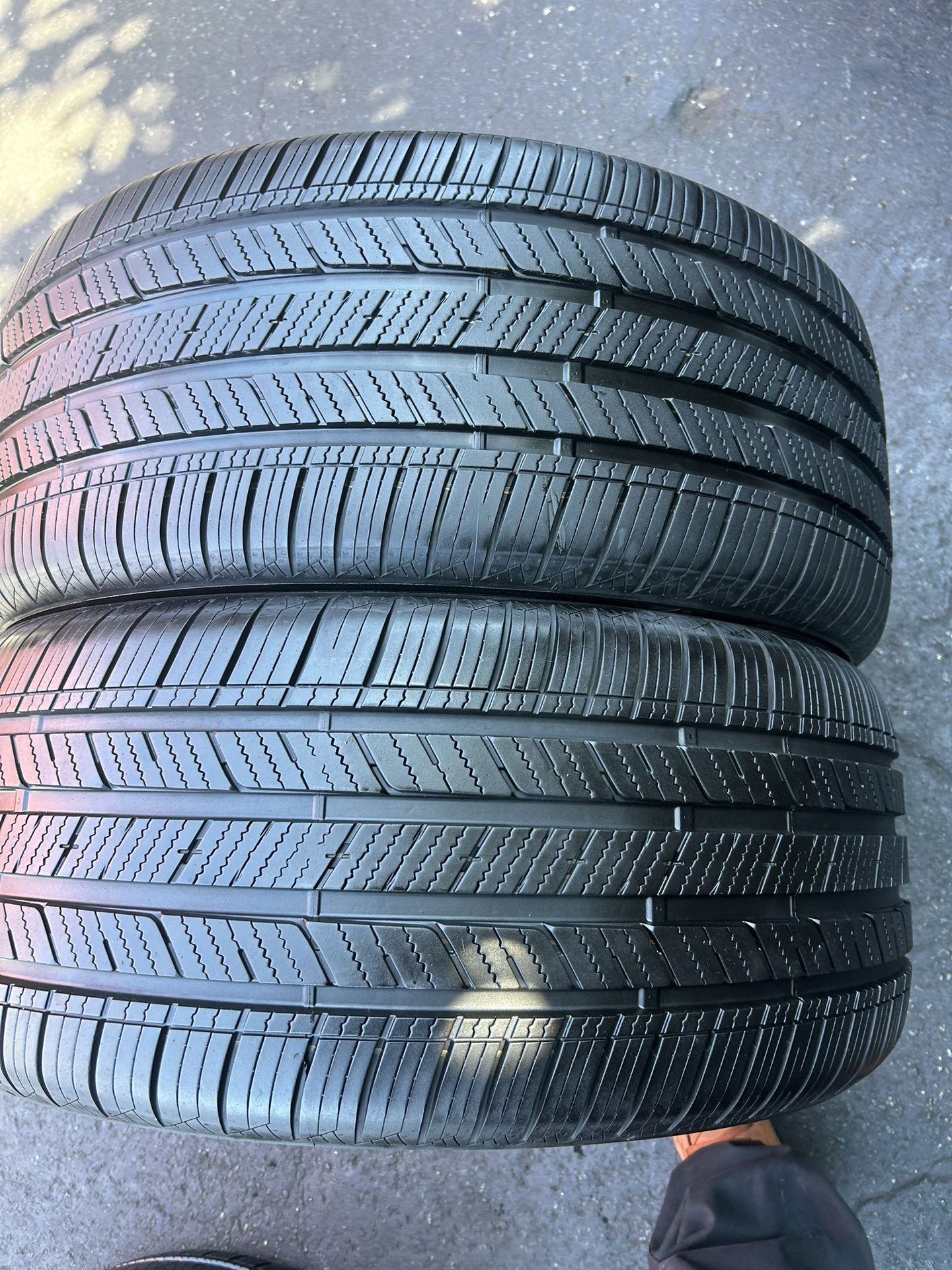 Tengo un par de llantas, son muy buenas condiciones, marca Bridgeston runflat  285 45 R20 instalación y balanceo por el mismo precio 