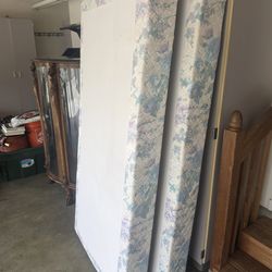 Pair of twin box springs for a king bed
Like new
With Hollywood bed frame