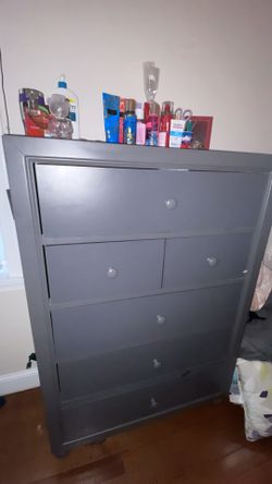 King bed with 3 stuff included