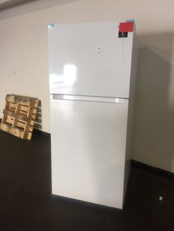 18 cu. ft. Top Freezer Refrigerator with FlexZone™