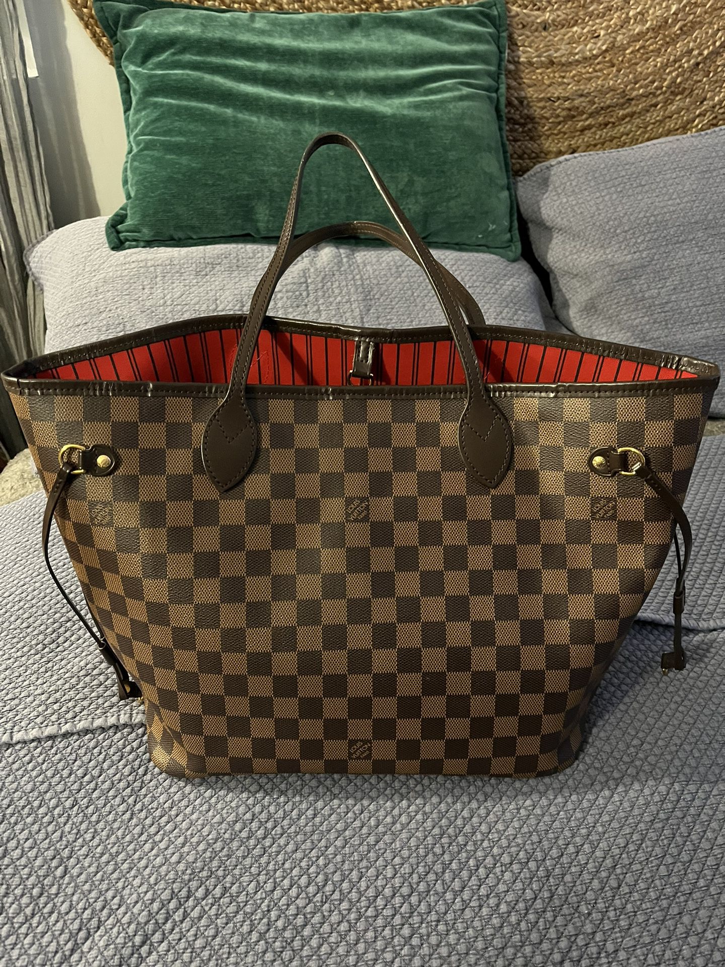 Louis Vuitton Neverfull MM Monogram Bag (HEAVY WEAR) for Sale in Bowling  Green, NY - OfferUp