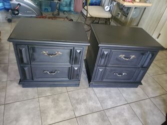 Se Venden par de Buros  de 2 Cajones  Medidas De Frente 24× 17 × 24 de altura $ 85 el par