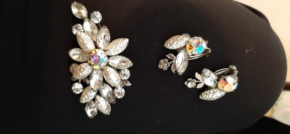 Western vintage flower cluster Brooch & clip earrings.