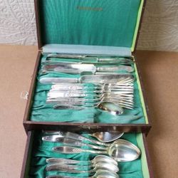 Wm. Rogers Mfg. Co. Silverplate Flatware Set with Wooden Chest.