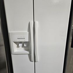 Amana 25CuFt Side By Side Refrigerator In White