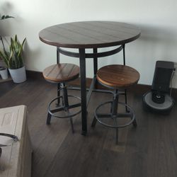 Bar Stool Table With 4 Bar Stools. 