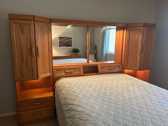 Queen Bedroom Set in Oak