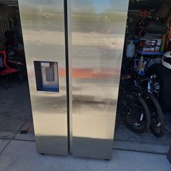 Samsung Side By Side Refrigerator Freezer With Water And Ice Maker