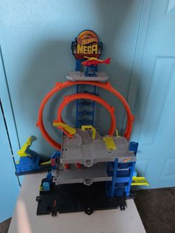 Hot Wheels Mega Loop Garage Playset with 1 Toy Helicopter in 1:64 Scale