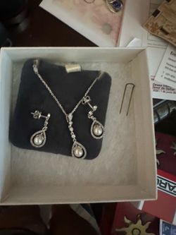 Pearl and diamond necklace and earring