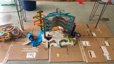 Hot Wheels Ultimate Shark Attack Play set Garage