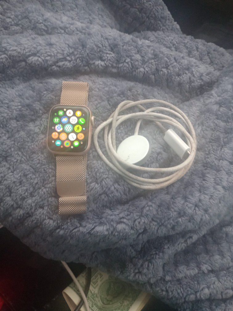 APPLE  WATCH  series  5.  With  Charger