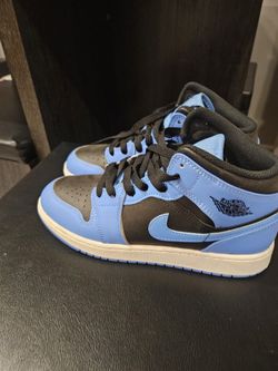 Air Jordan 1 Mid University Blue