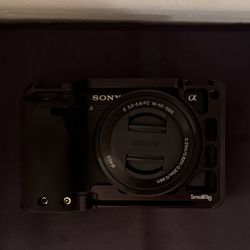 Sony alpha 6400 + Kit Lens + Small Rig Cage + Neewer Batteries 