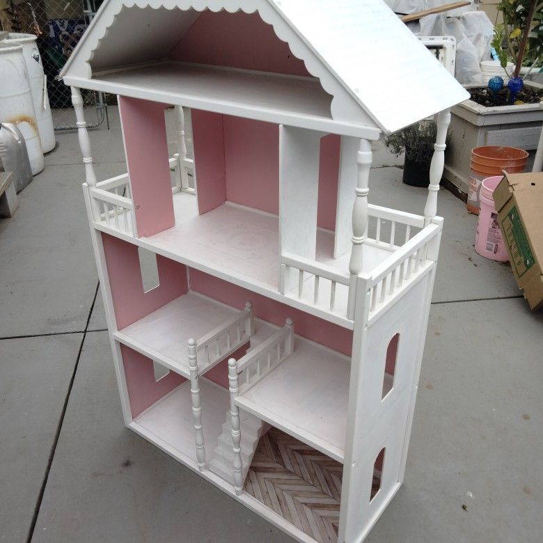 DOLL HOUSE