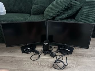 Two Barely Used DELL Monitors & Docking Station