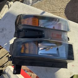 Chevy Silverado 1500 Right Headlight Oem