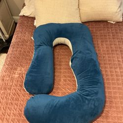 Pregnancy pillow hardly 