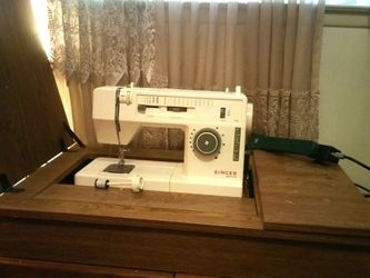 VINTAGE SEWING MACHINE