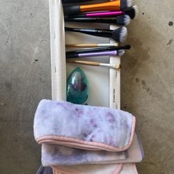 Makeup Brushes Sponges & Towels 