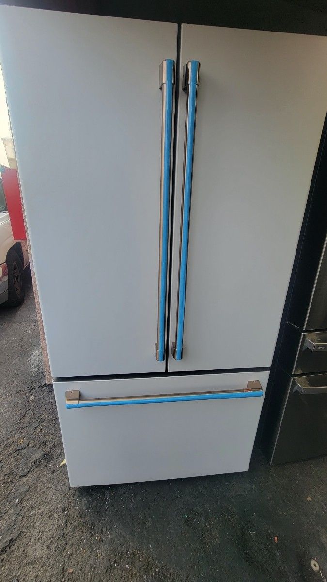 LIKE NEW !! GE CAFE WHITE COUNTER DEPTH FRENCH DOOR REFRIGERATOR WITH