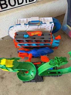 4 Hot-Wheels carriers/track feature (bundled)