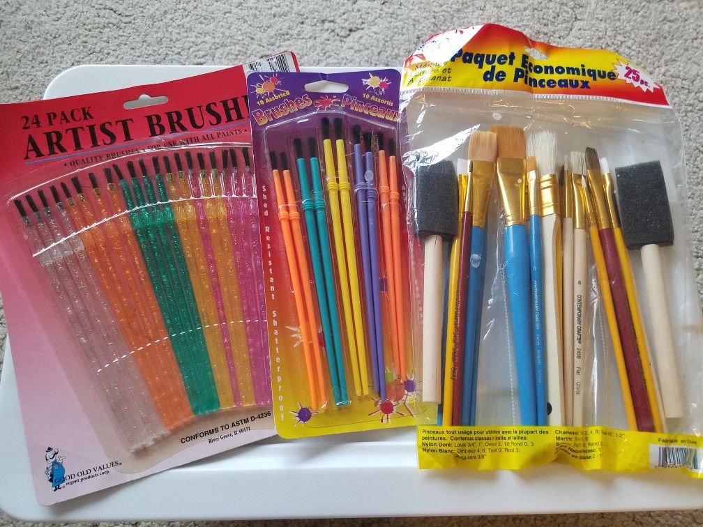 NIP Assorted craft paint brushes (1GD)