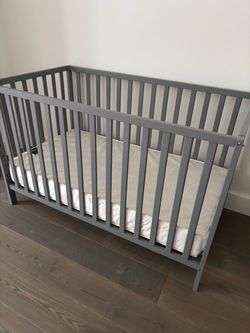 Child bed/ crib with mattress