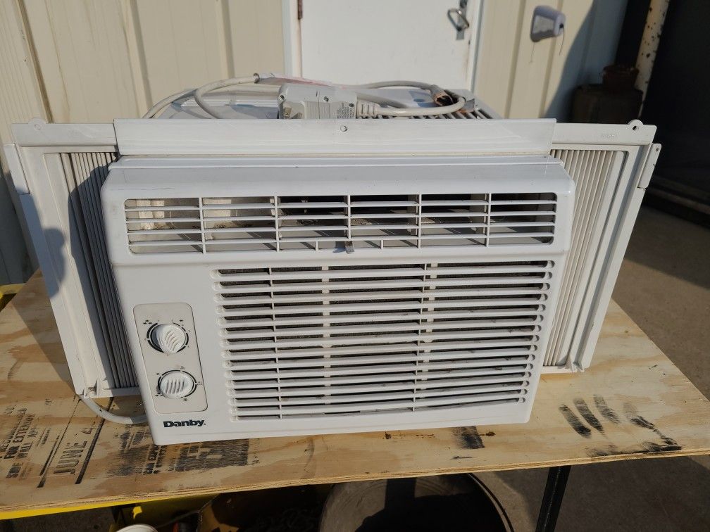 HEATWAVE Danby 5000 BTU window Air Conditioner Blows Cold