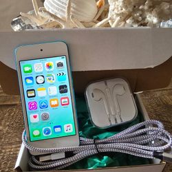 Apple iPod Touch 5th Generation Bluetooth & Radio 16gb Blue With New Accessories 