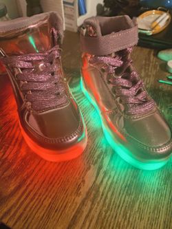 DIYJTS LIGHT UP SHOES W/CHARGING  CORD. Size 10.5 girls