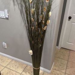 Home Decor- Floral Standing Decor $7 