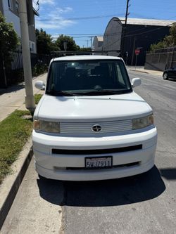 Toyota Scion, color blanco, 4 puertas