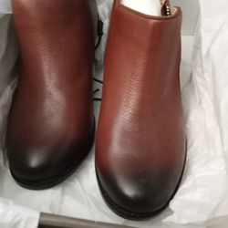 Vionic Boots Size 6 