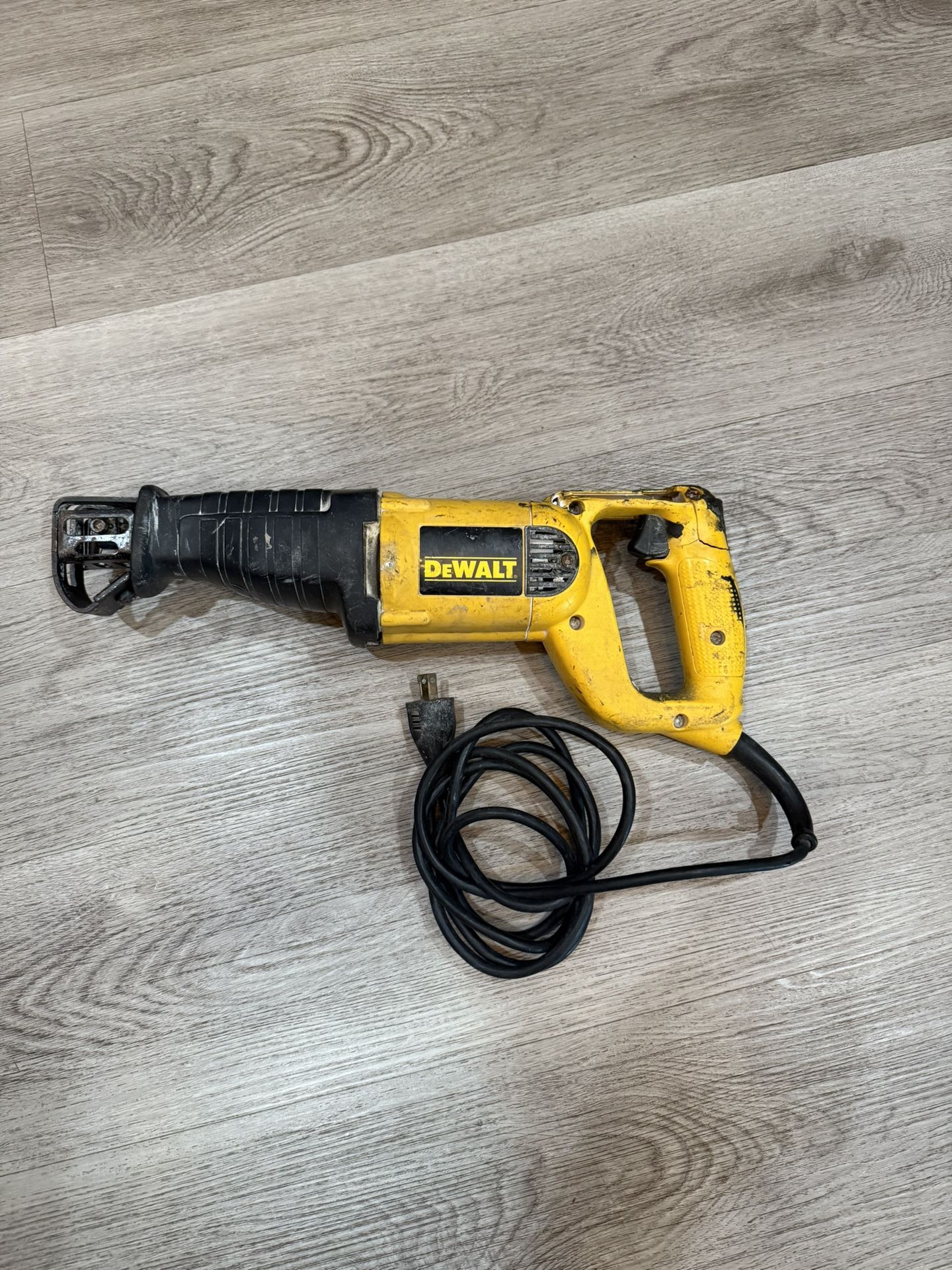 Dewalt DW303 reciprocating saw