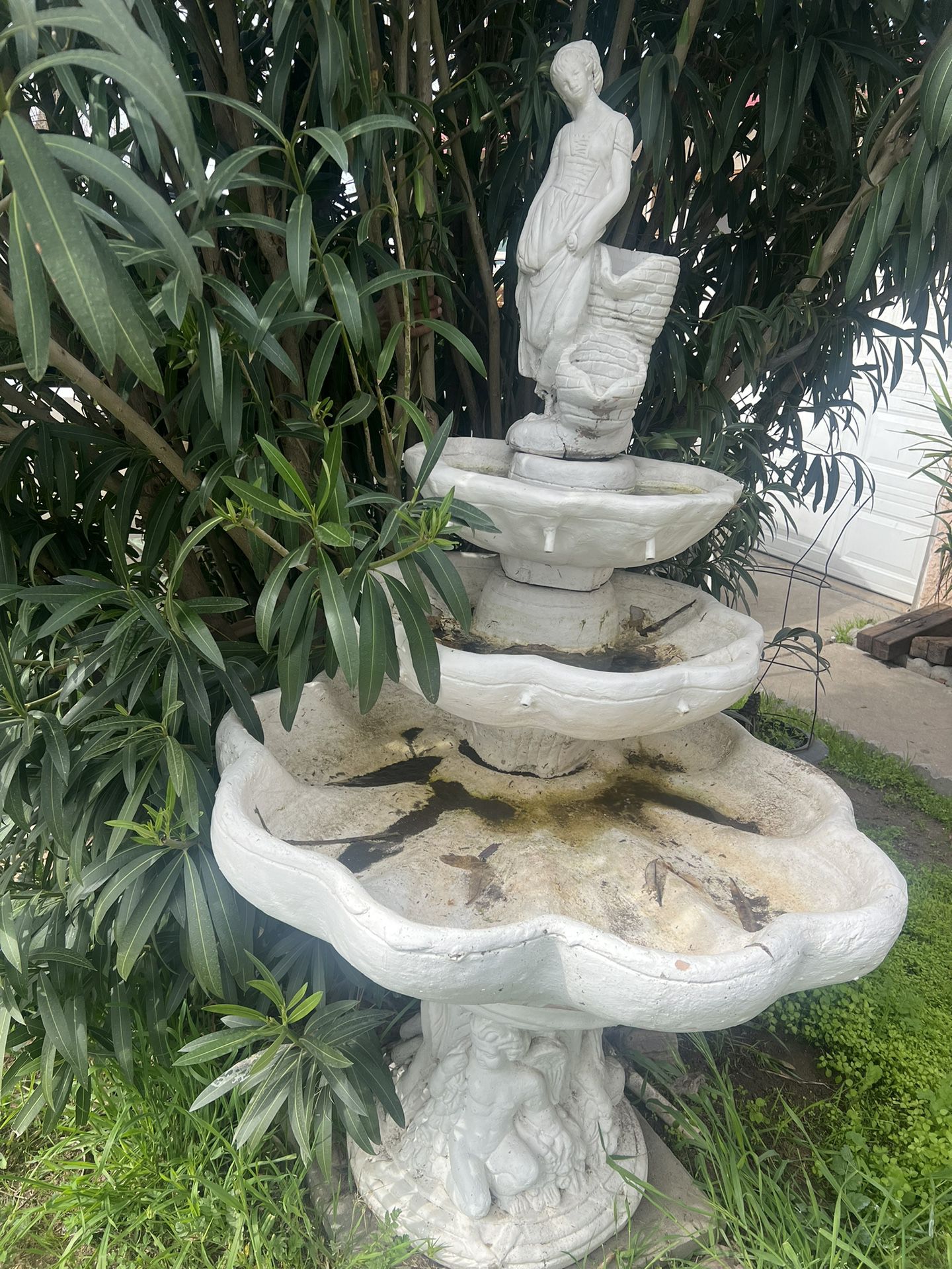 Lovely large water fountain in good condition best offer 200$.