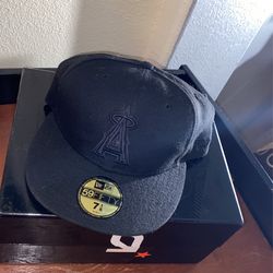 Black Anglels Hat /brand new/size 7&1/2 