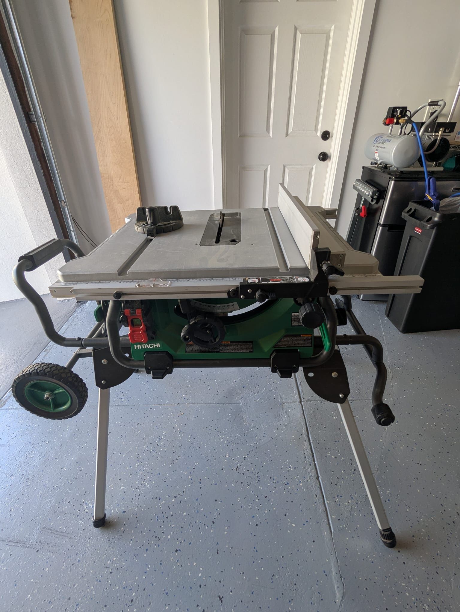Folding Hitachi C10RJ 10" Table Saw