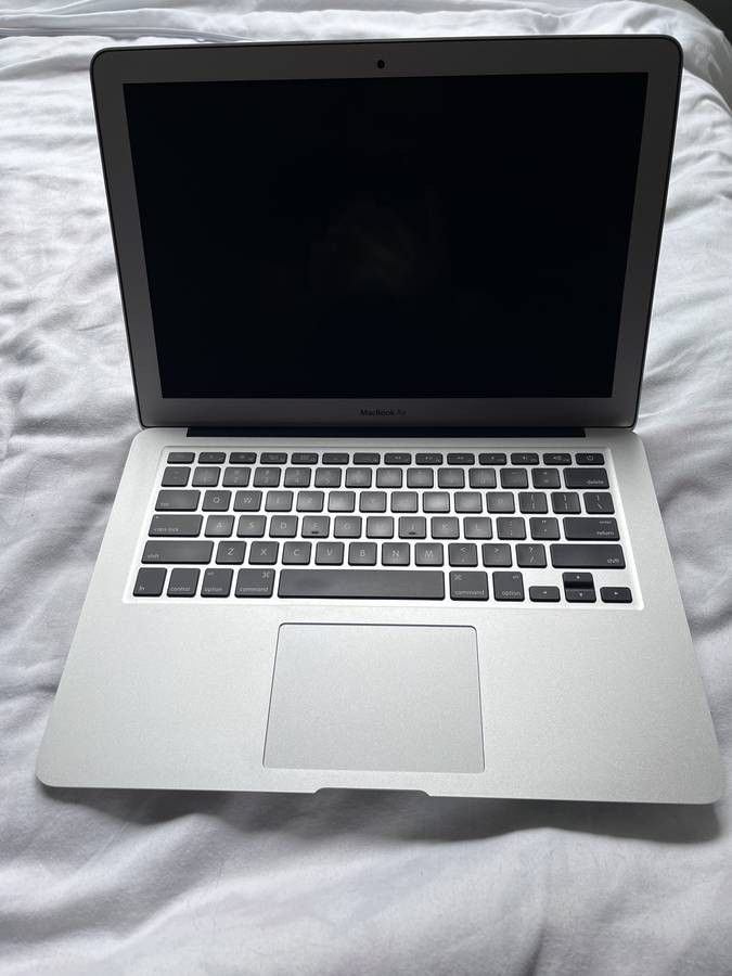 MacBook Air 13-inch 4 GHz Dual-Core Intel Core i5 4 GB 128GB