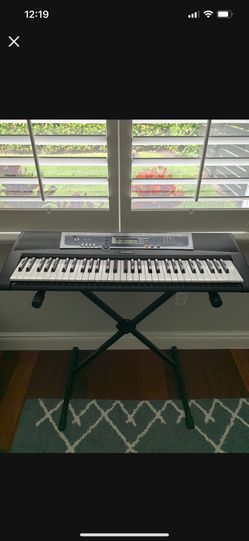 Yamaha keyboard with Stand