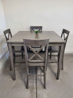 Table & 4 Chairs Excellent Condition