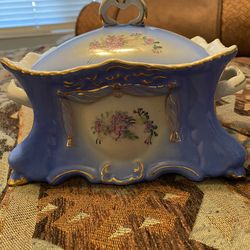 Porcelain prayer box with gold