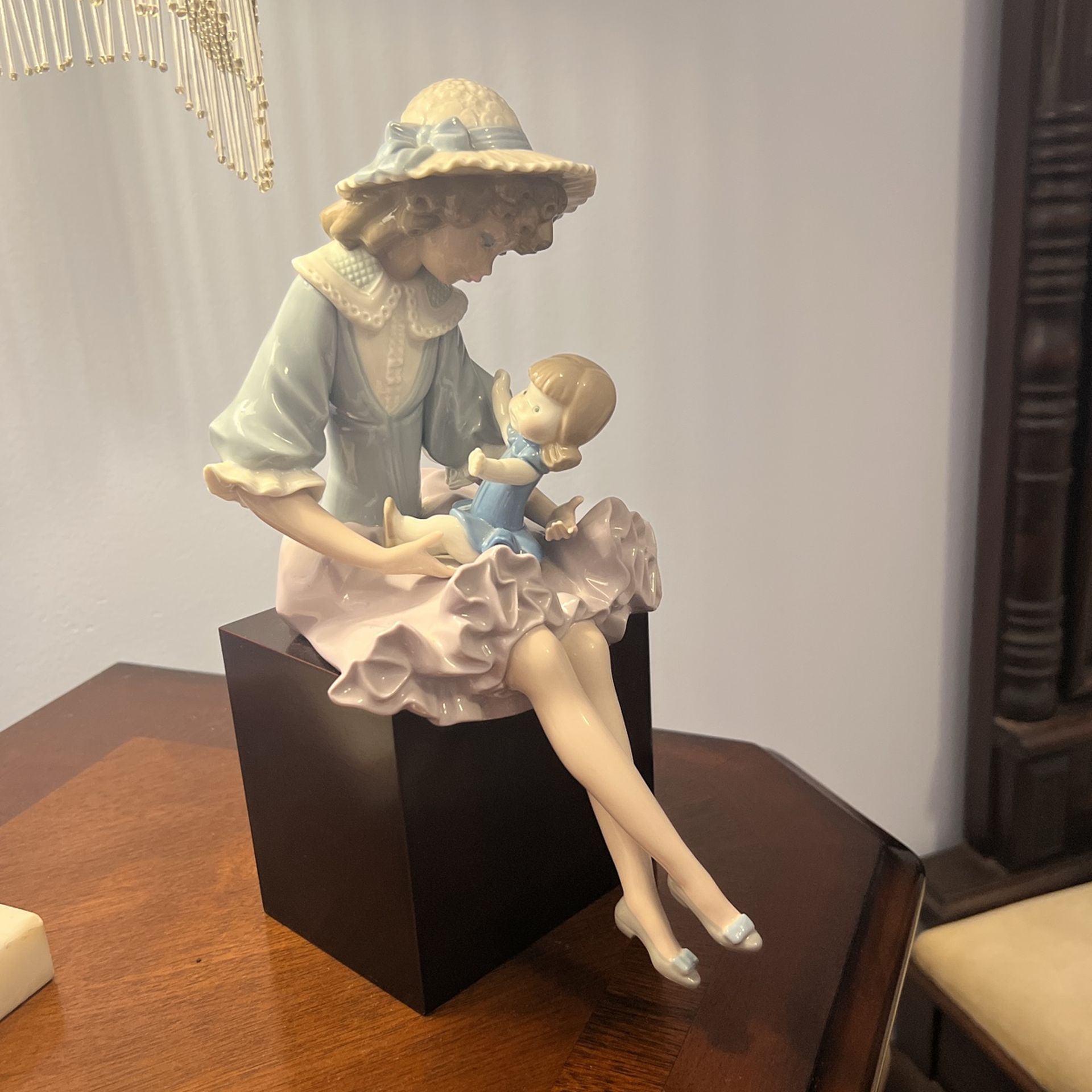 LLADRO DEBBY & Her Doll