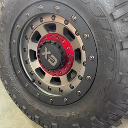  Nitto Trail Grappler M/T LT285/70R17 121/118Q with  black and Red KMC XD137